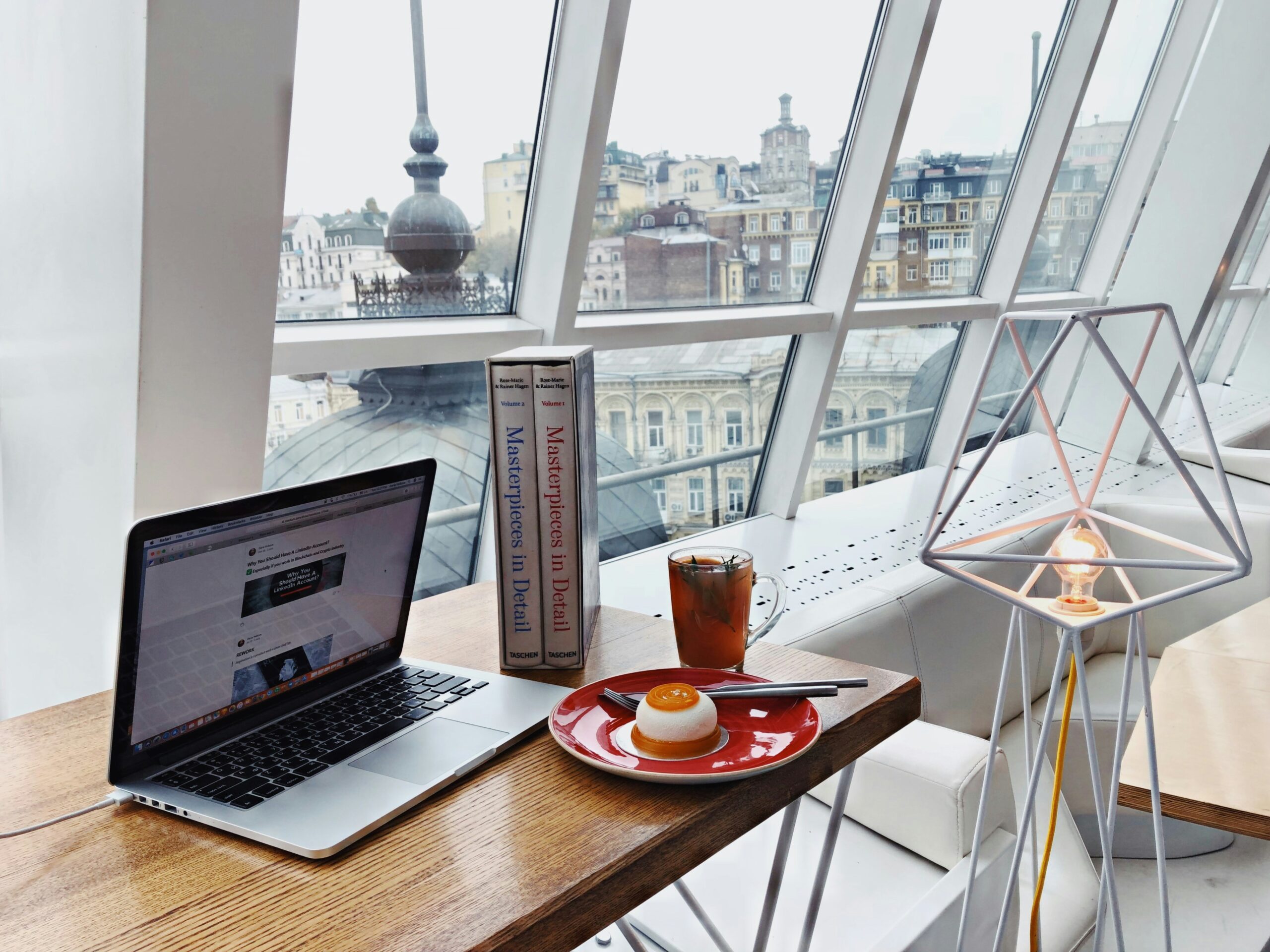 Cafe Rooftop dengan Pemandangan Kota Medan yang Menarik