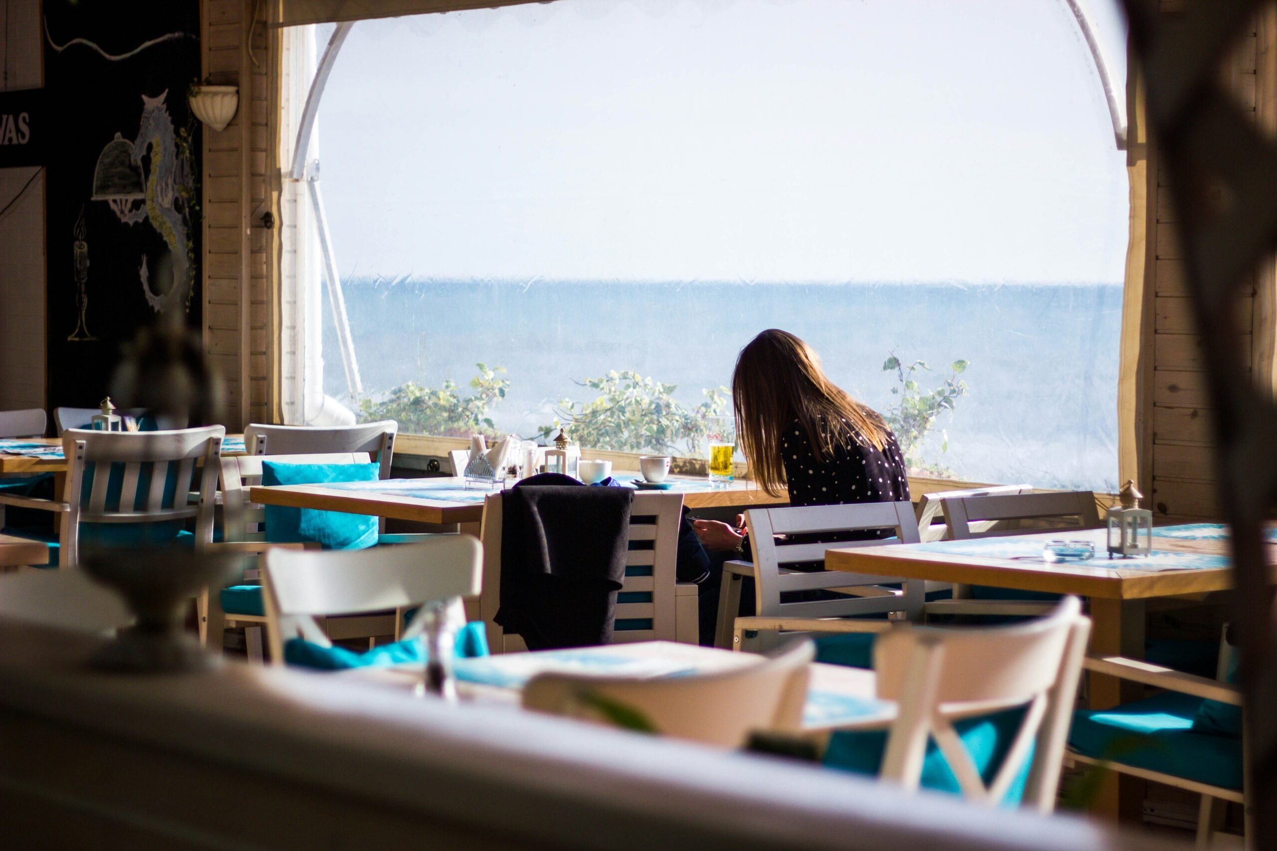 Cafe dengan View Pantai di Padang Surga Baru di Tepi Pantai